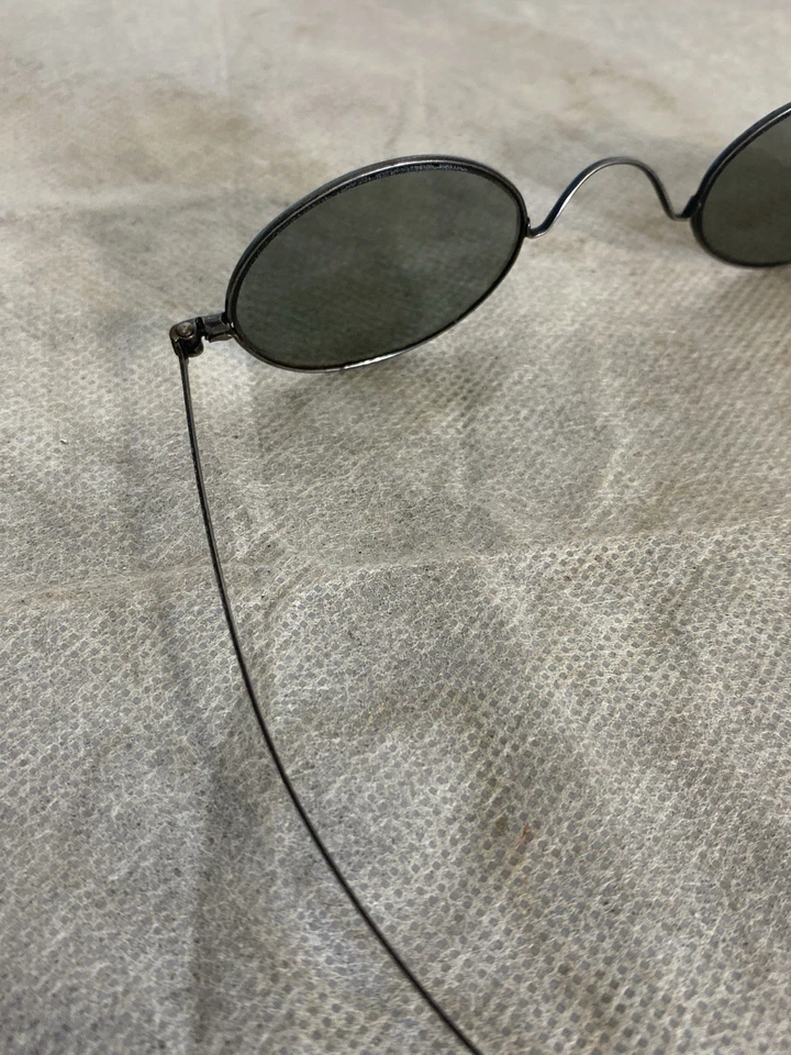 Gafas de sol antiguas con marco de metal Saddle Bridge lentes ahumadas de metal c. 1890s  Foto 4 de 4