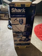 Shark Performance Lift-Away ADV Upright Vacuum UV850 Lightly Used