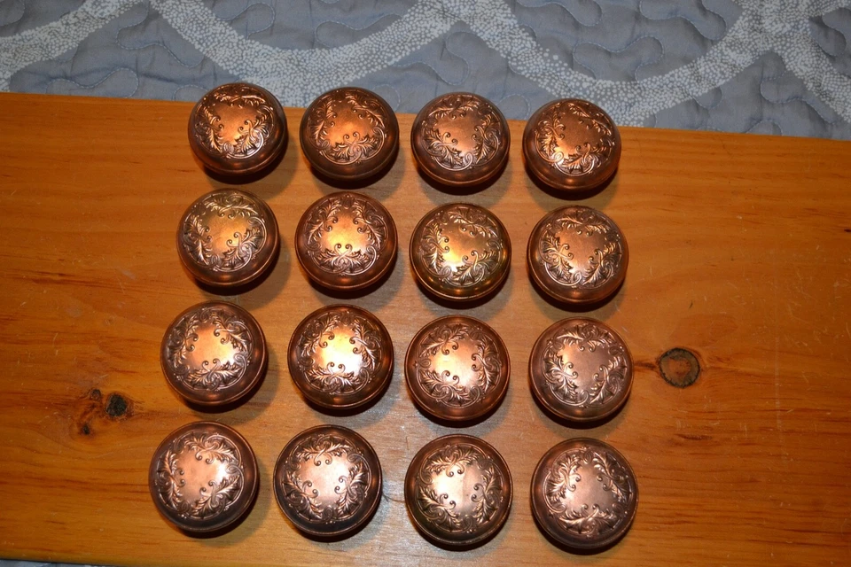 ANTIQUE VINTAGE INTRICATE BRASS DESIGN DOOR KNOBS ,AND ROSETTES  8 SETS - Image 3 of 4