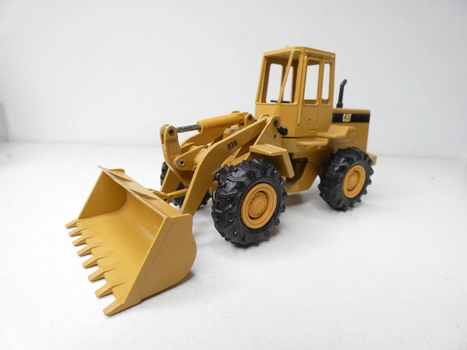 Cat 936 von Conrad 1:50