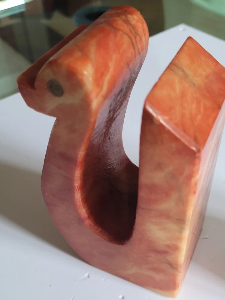 Paire Serre Livres anciens Marbre Rose Gravé a la main en forme d'Ecureuil - Photo 3/4