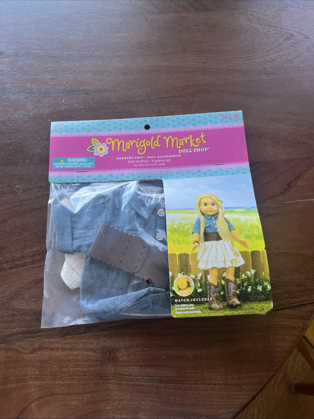 VETEMENTS Marig Market: vestiti per bambole country chic e stivali da cowgirl