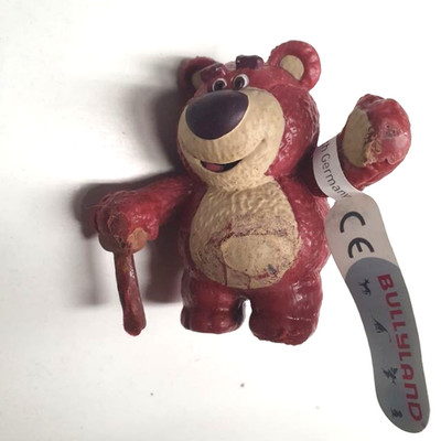 Bullyland - Figur, Lotso Huggin Bear, Hartgummi, ca. 5 x 5,5 cm mit Fähnchen