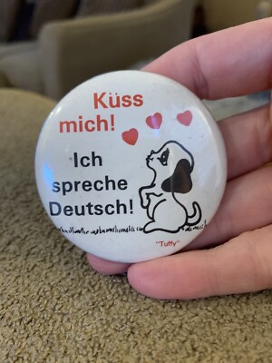 Kuss Mich! Ich Spreche Deutsch! Pin-Back Pinback Button Pin Vintage (GW1)