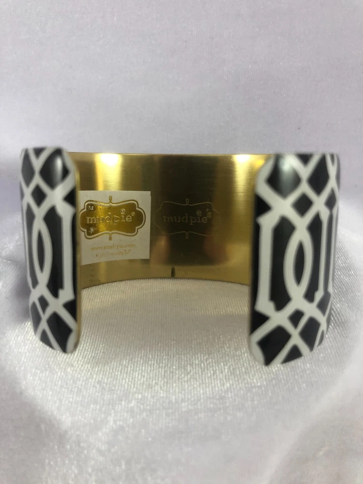 Brazalete ancho tono dorado diseño geométrico blanco y negro MUD PIE Foto 3 de 4