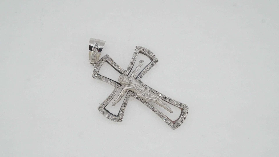 Colgante Cruz Diamante Oro Blanco Descuento 0.94 TCW Foto 2 de 4