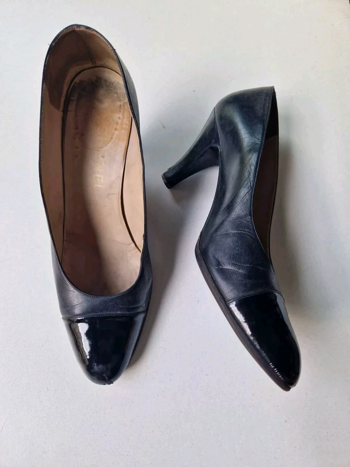 Escarpins CHANEL Logo CC T.39,5 Talon 8 cm CHANEL SHOES T.39,5 Cuir Noir - Photo 4/4