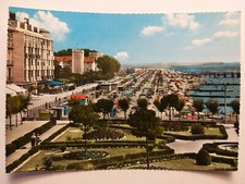 Grado (Gorizia). Giardini, lungomare e spiaggia.