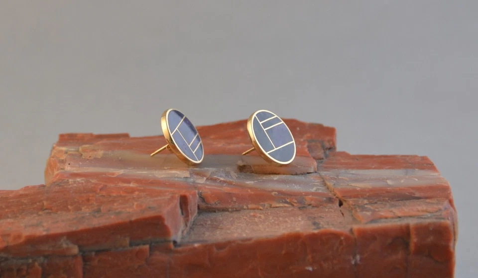 Pendientes de colección Kabana Designer oro amarillo de 14 quilates con incrustaciones azul oscuro círculos de 0,5" Foto 3 de 4