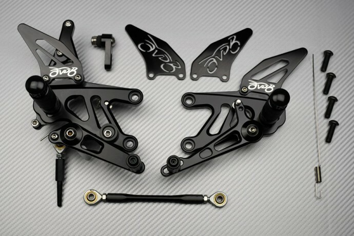 Commandes reculées AVDB Tuono V4 1100 pour améliorer la garde au sol sur circuit