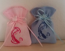 Sacchetti sacchettini confetti battesimo ricamati punto croce su aida colorata 