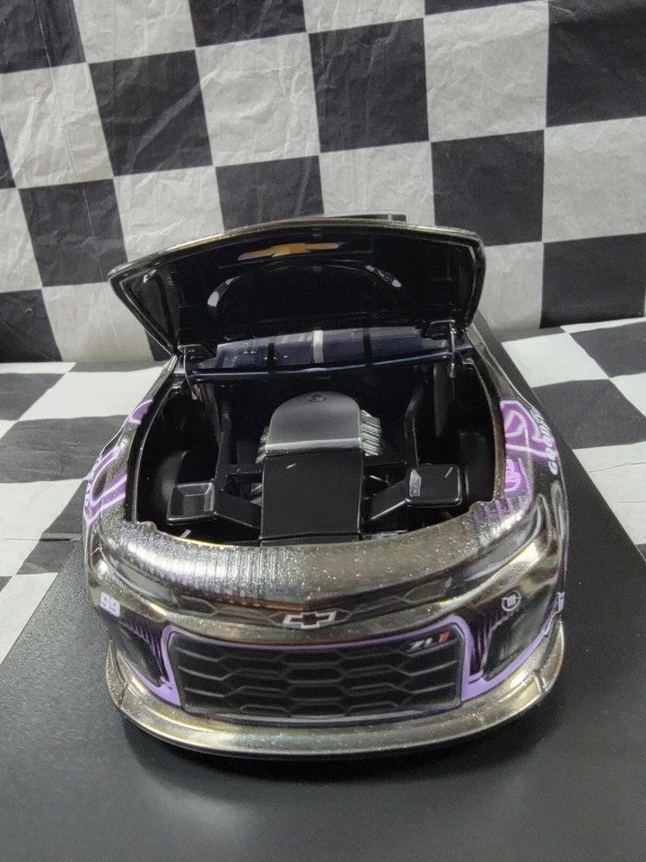 Daniel Suarez #99 Tootsies Orchid Lounge CHROME 2024 Camaro 1:64 C992423TOSDZCL - Immagine 4 di 4