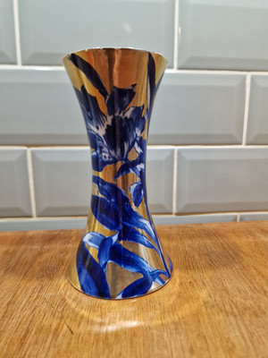 Vintage E B B vergoldete und blau fließende florale elegante Keramik Vase England