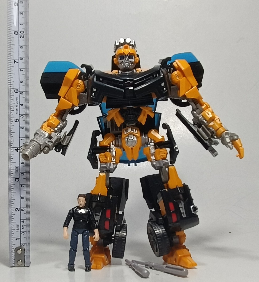 TRANSFORMERS 2011 DOTM HUMAN ALLIANCE BUMBLEBEE & SAM WITWICKY 100