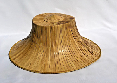 Vintage Thai handgewebter Bambus & Palmenblatt Bauernhut ''NGOB'' Wanddekoration