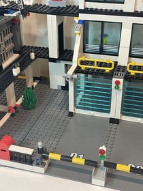 Lego 7744 City: Police Headquarters 95% Complete Minifigures Manuals