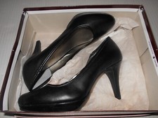 Bandolino, high heels, Size 8, New in box, Black Camellias