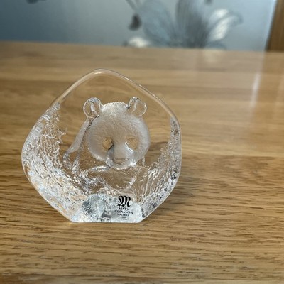 Mats Jonasson (Schweden) Glas Briefbeschwerer Panda mit Aufkleber und signiert