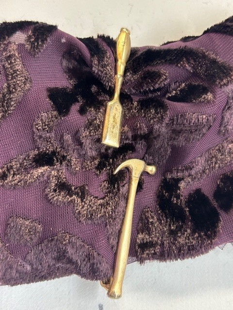 Vintage 1940-50's tie clasp clip bar features hammer & chisel carpenter theme