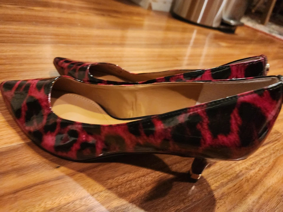 Zapatos de tacón J.renne elegantes con estampado de leopardo rojo y negro. Mujer Foto 4 de 4
