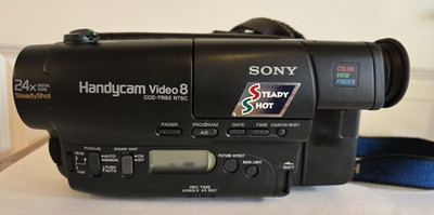 Sony CCD-TR93 Video8 Camcorder-Video Transfer w/AC Adapter & Battery/Charger