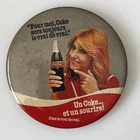 Vtg pinback Coca-Cola “Un Coke… et un sourire!” Dominique Michel