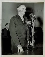 1948 Press Photo General Lucius Clay at Pentagon news conference. - kfx36269