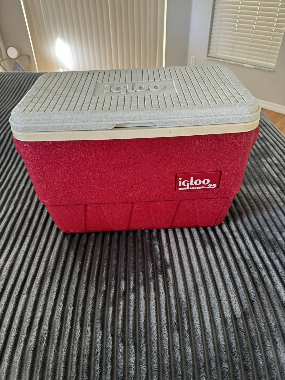VINTAGE RED/WHITE IGLOO LEGEND 25 HINGED PICNIC BEACH COOLER