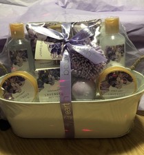 Body And Earth Lavender Gift Set 6 Natural Bath Items In Reusable Silver Bathtub