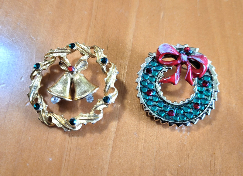 LOT OF 2- 1 BJ COLOR RHINESTONES & 1 GOLDEN BELLS VINTAGE CHRISTMAS WREATH PINS