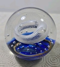 Großer alter schwerer Kunstglas bunter Briefbeschwerer mit Blasen und Wirbeln sehr guter Zustand