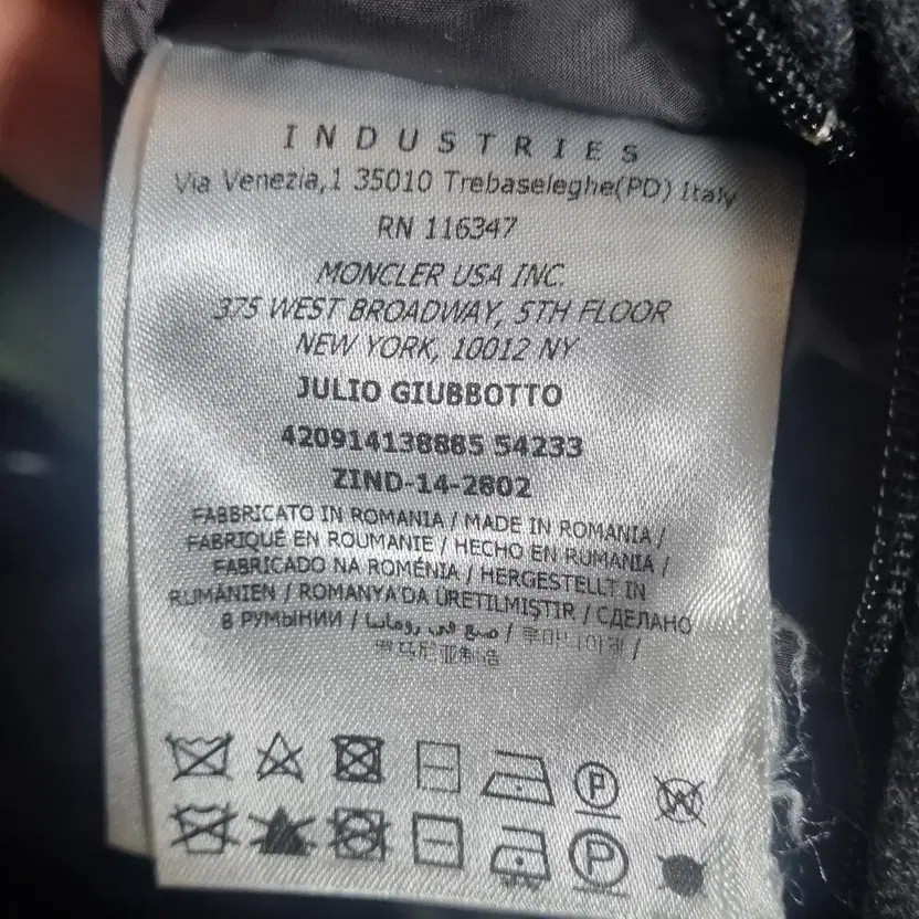 Moncler Padded Jacket Excellent Condition thumbnail 4