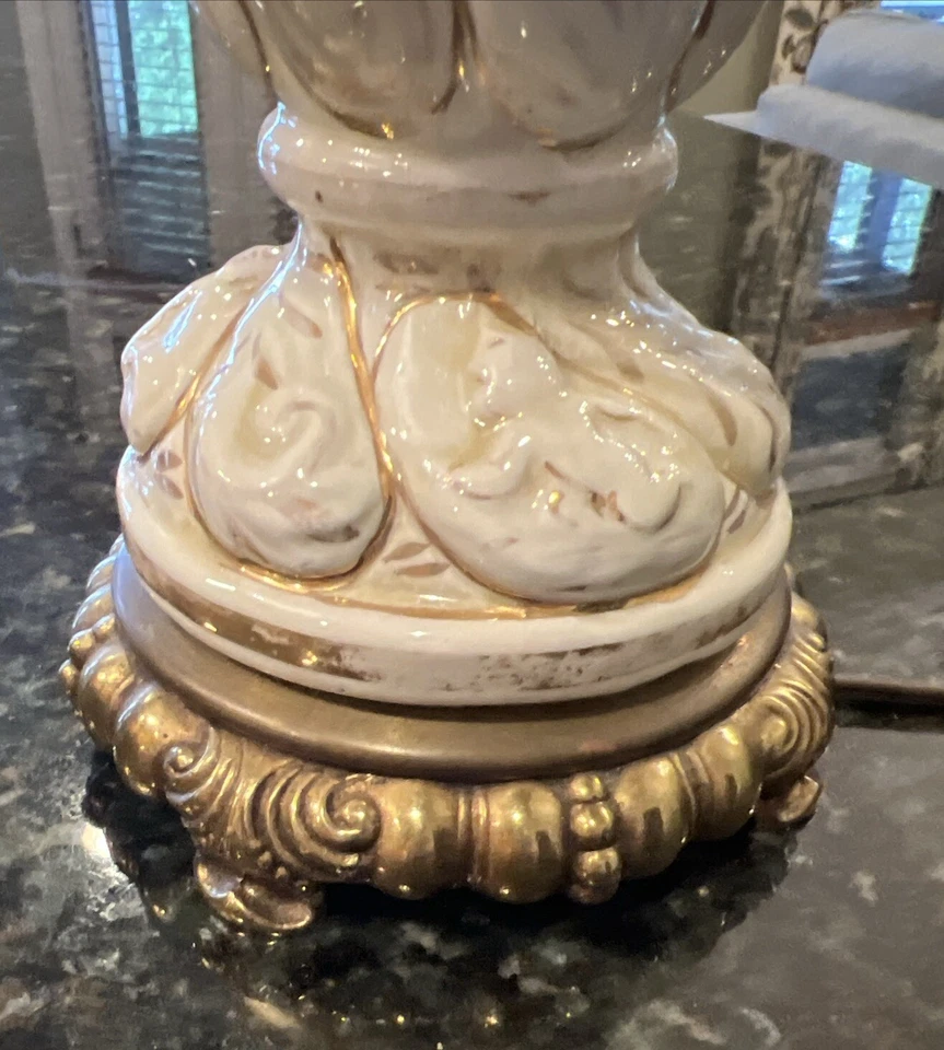 Lámpara de mesa urna capodimonte porcelana vintage italiana blanca y dorada QUERUBINES funciona Foto 4 de 4