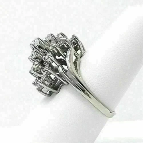 Коктейльное кольцо с кластером бриллиантов круглой огранки 2 карата с покрытием из белого золота 14 карат - Изображение 2 из 4