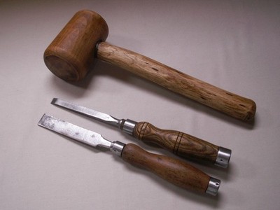 Konvolut 2 Stecheisen  und 1 Holzhammer