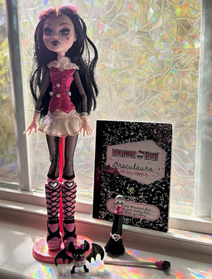 Monster High G1 First Wave Draculaura 11'' Doll w/ Stand, Diary & Accessories