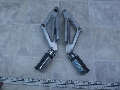 1985 Honda CB650SC Nighthawk H152-2) rear foot peg brackets set with pegs