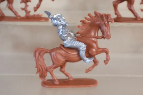 TIMPO BRITAINS SWOPPETS MOUNTED CRUSADER KNIGHTS & SOLDIERS ATTACKING om - Picture 21 of 23