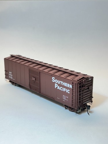 HO Walthers 50' AAR Boxcar - SP 81985 - Hierros de agarre de fábrica / Ruedas de metal | Condition: New