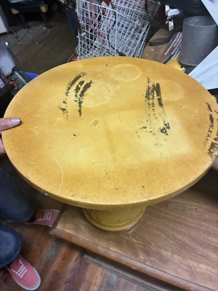 Mesa auxiliar con pedestal Marvel amarillo y negro. Muy muy pesado y bonito Foto 3 de 4