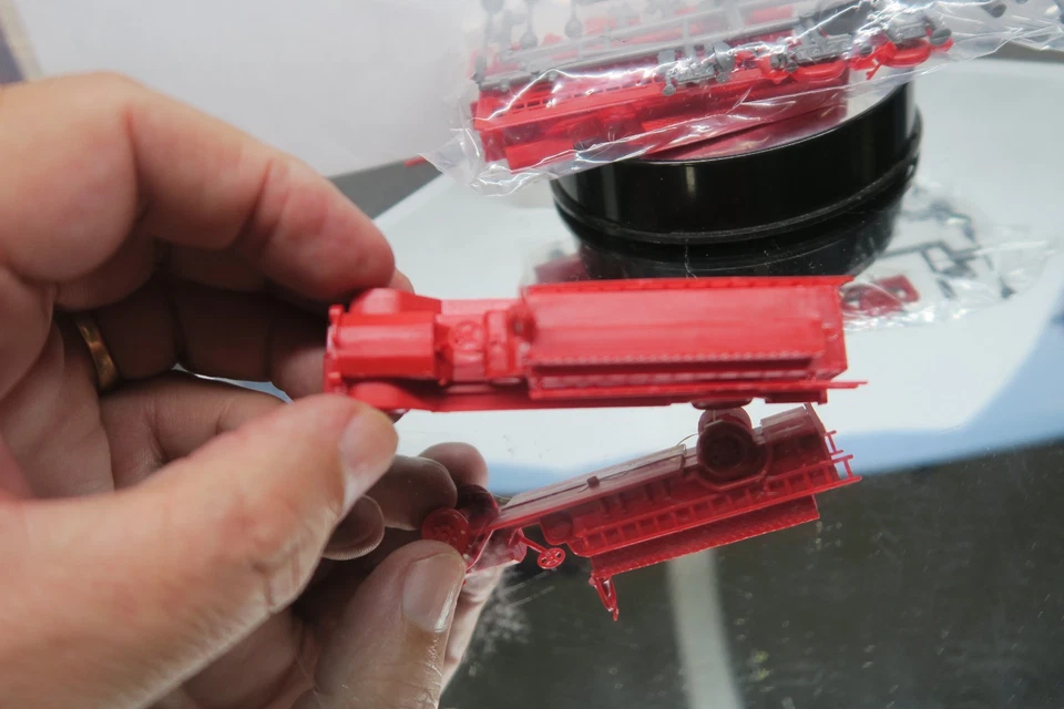 MODEL POWER HO SCALE OLD STYLE FIRE ENGINES 1 BUILT AND 1 UNBUILT FROM KIT! - Image 2 of 4