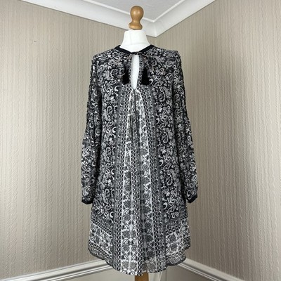 Neuwertiges Samt schwarz weiß Boho Hängerchen Tunika Kleid Folk Quaste UK 8 Blumen Festival