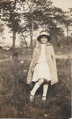 WHEN SHE WAS YOUNG Girl SMALL FOUND FAMILY PHOTO Original VINTAGE b+w 45 51 A