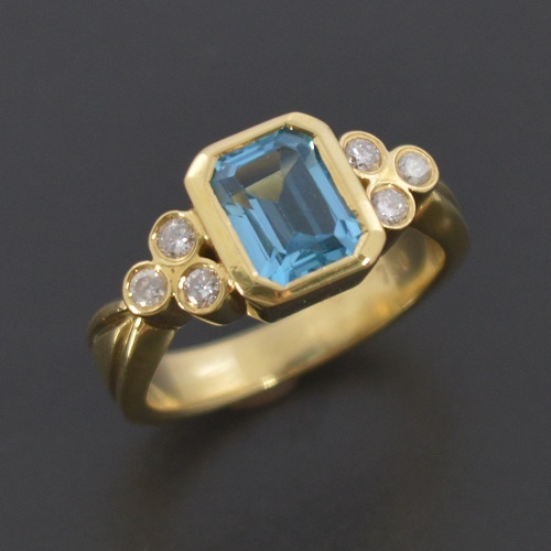 18ct Yellow Gold Ring with Emerald Cut Blue Natural Topaz and Diamonds Not Scrap - Afbeelding 1 van 5