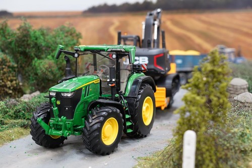 Britains John Deere Tractor 7R 350 Model 1:32 Scale Diecast Metal and Plastic - Picture 3 of 7