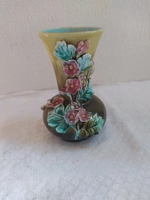 Petit vase ancien en barbotine - Photo 1/4