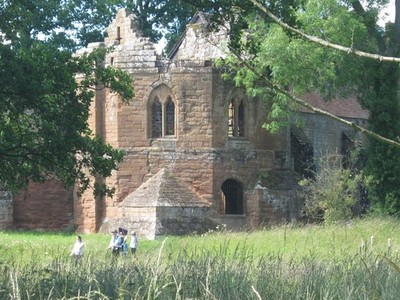 Foto A3 Außenmauer, Kenilworth Castle Besucher spazieren t c2011