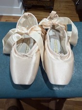 Vintage Bloch Suprima pointe shoes in size 5, width D style S0132