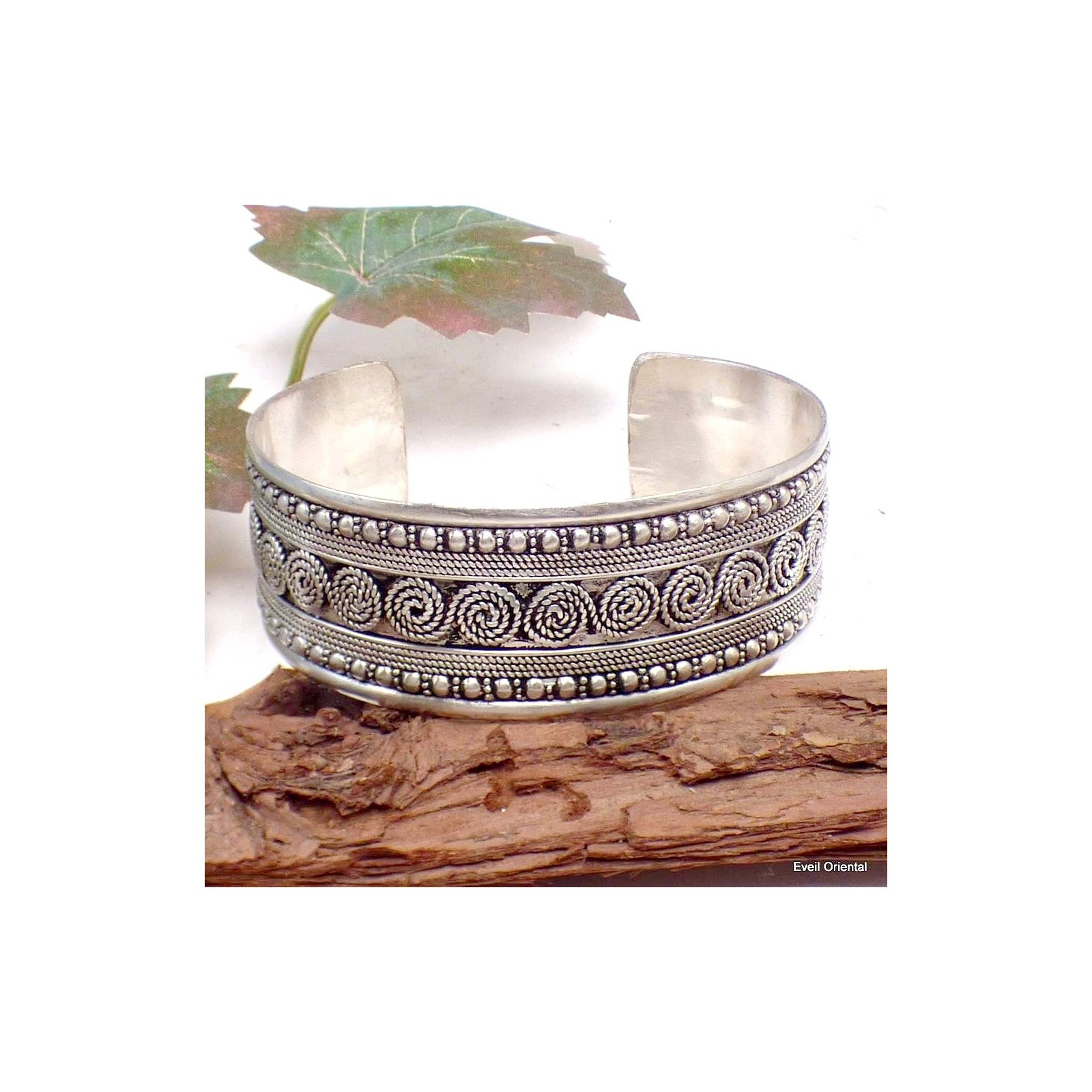 Bracelet tibétain motifs spirales BTT20 jonc anti-allergie réglable pour peaux sensibles