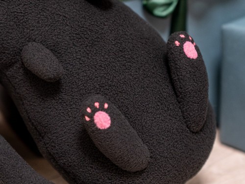 Schwarze Katze Plüschtier - Handgefertigtes Katzenplüschie mit rosa Pfoten, süßes weiches Stofftier - Bild 4 von 7